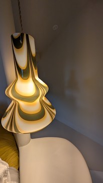Suspension en verre aux ondulations ambrées